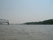 Die Donau im Bereich Eisenbahnbrcke: eine riesige Wasserflche!