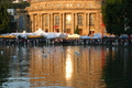 Die Oper am Teich, inmitten des Sommerfestes.