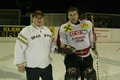 Die Polizei bekommt von der FF Krems eine Torte mit Marzipan-Eishockeyspielern