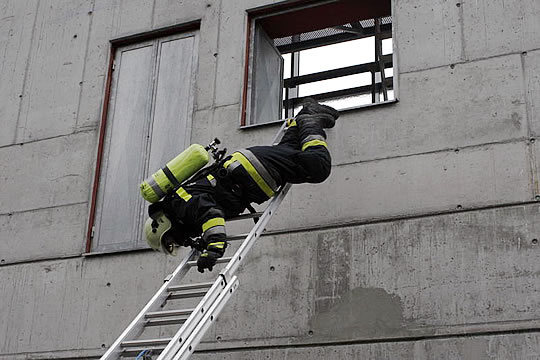 Im Notfall Scheibe einschlagen - Feuerwehrschlauch im