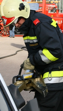 Freiwillige Feuerwehr Krems/Donau - 2. Kremser Feuerwehrmann bildet Feuerwehrkrfte in der Wste aus